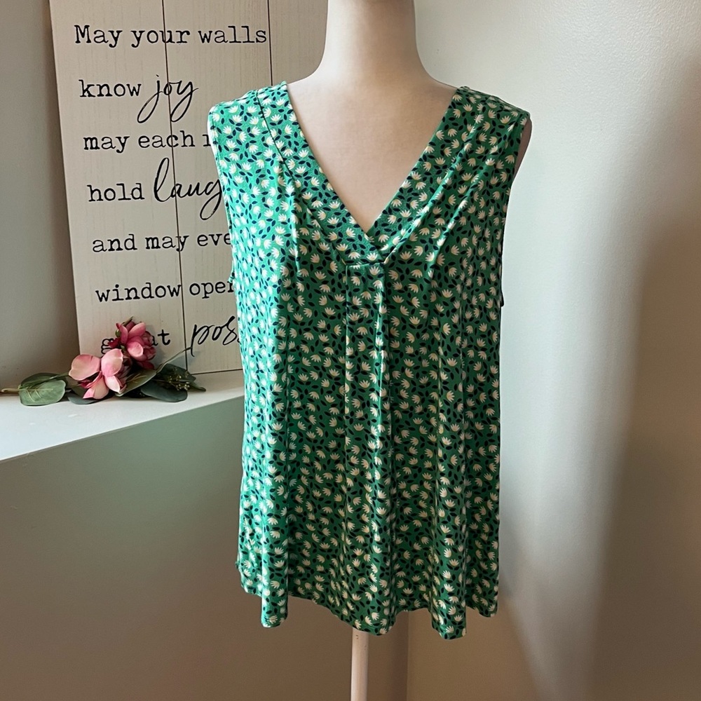 Croft and Barrow Green Floral Sleeveless V-Neck Tank